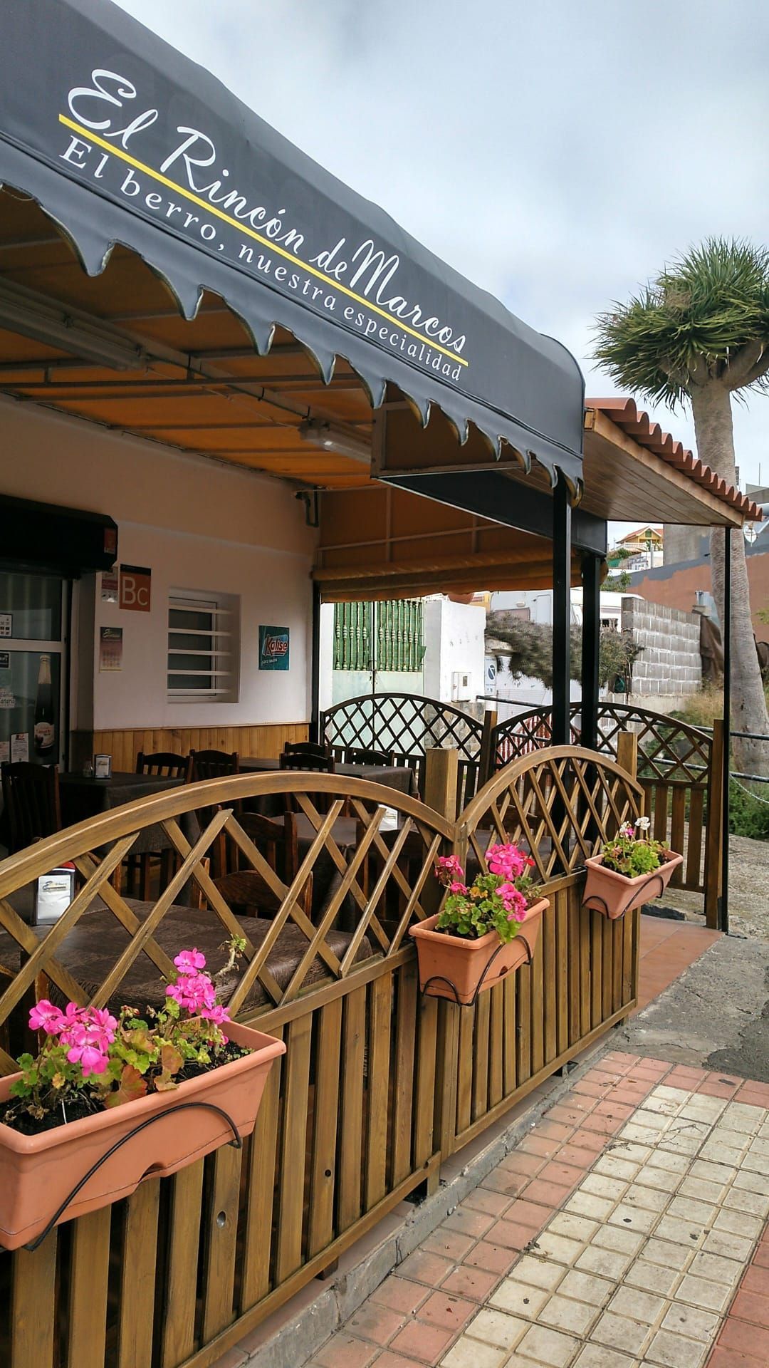 Terraza y fachada de El Rincón de Marcos en Firgas, restaurante especializado en berros.