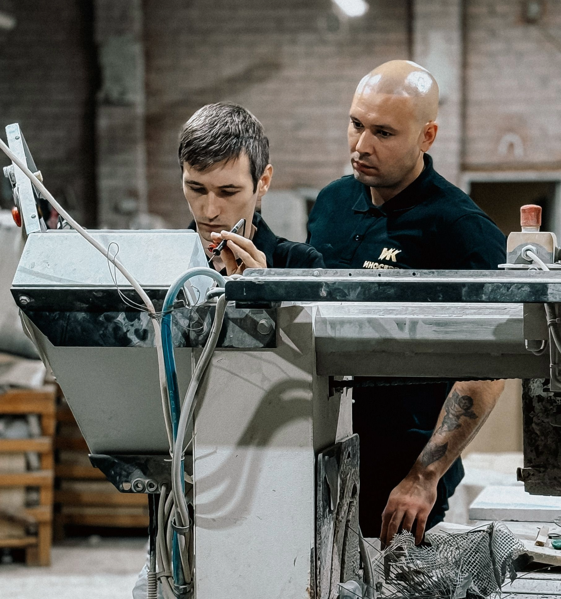 Supervisor providing feedback to an employee in a manufacturing workplace