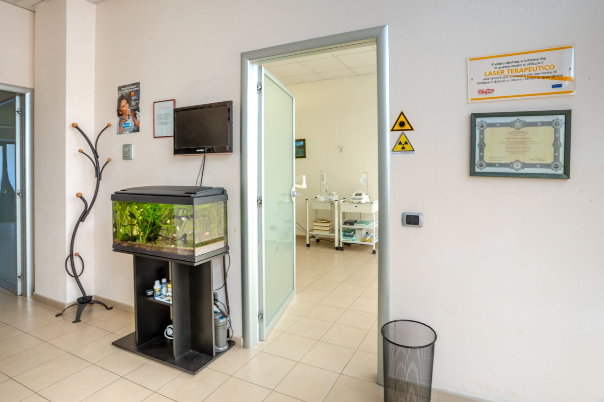 particolare della sala d' attesa