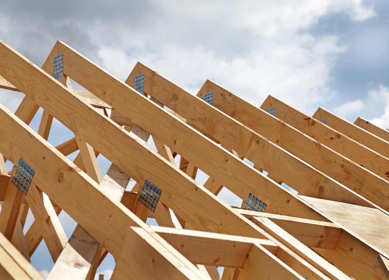 Un tetto che viene costruito con travi di legno