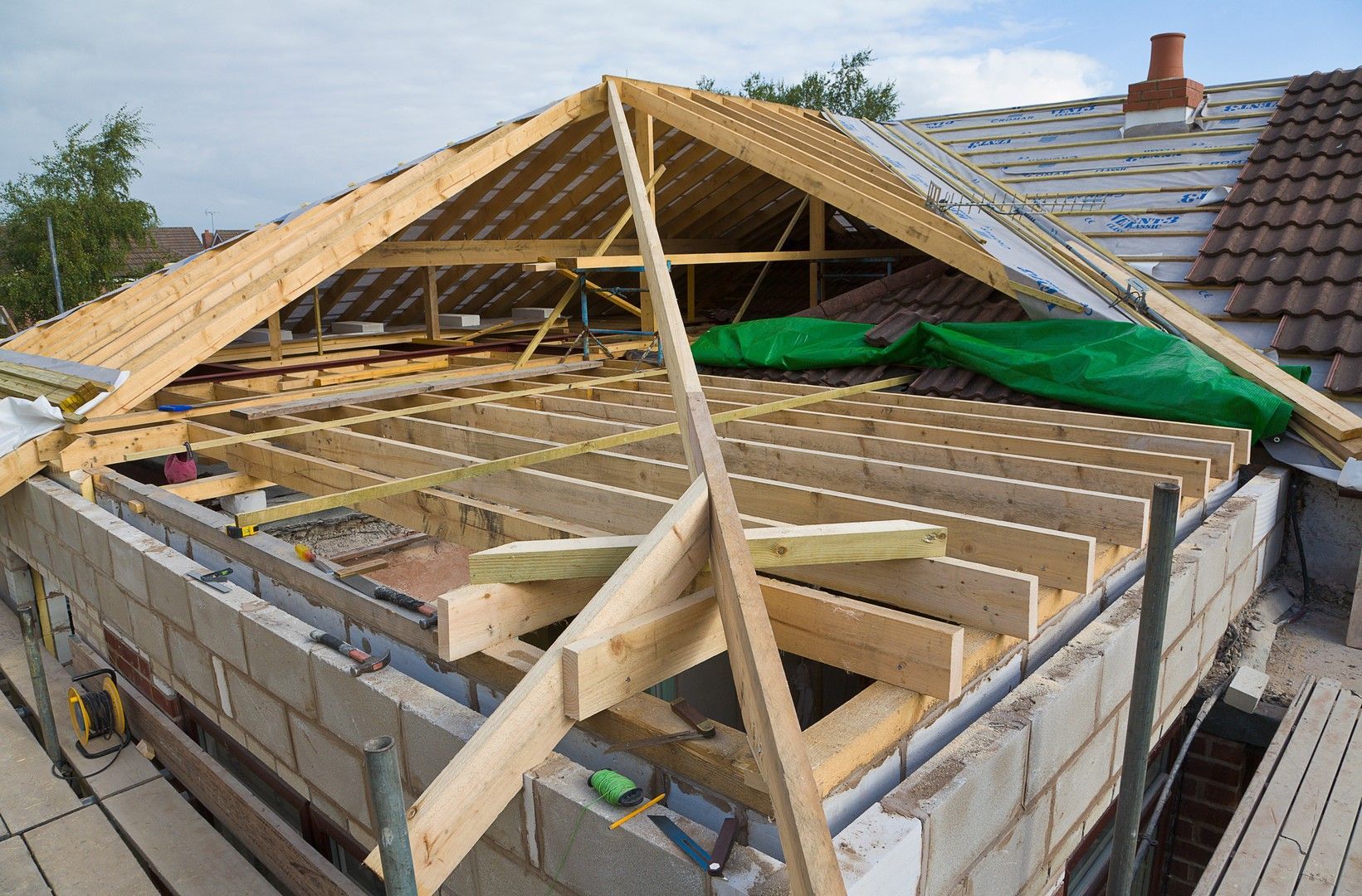 Il tetto di una casa è costruito con travi di legno.
