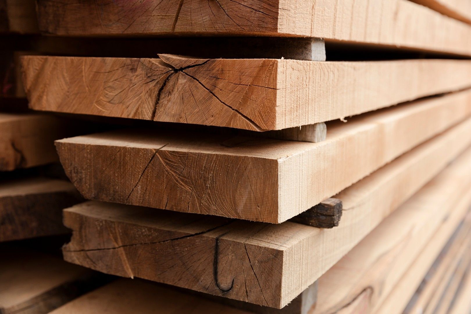 Una pila di assi di legno impilate l'una sull'altra.