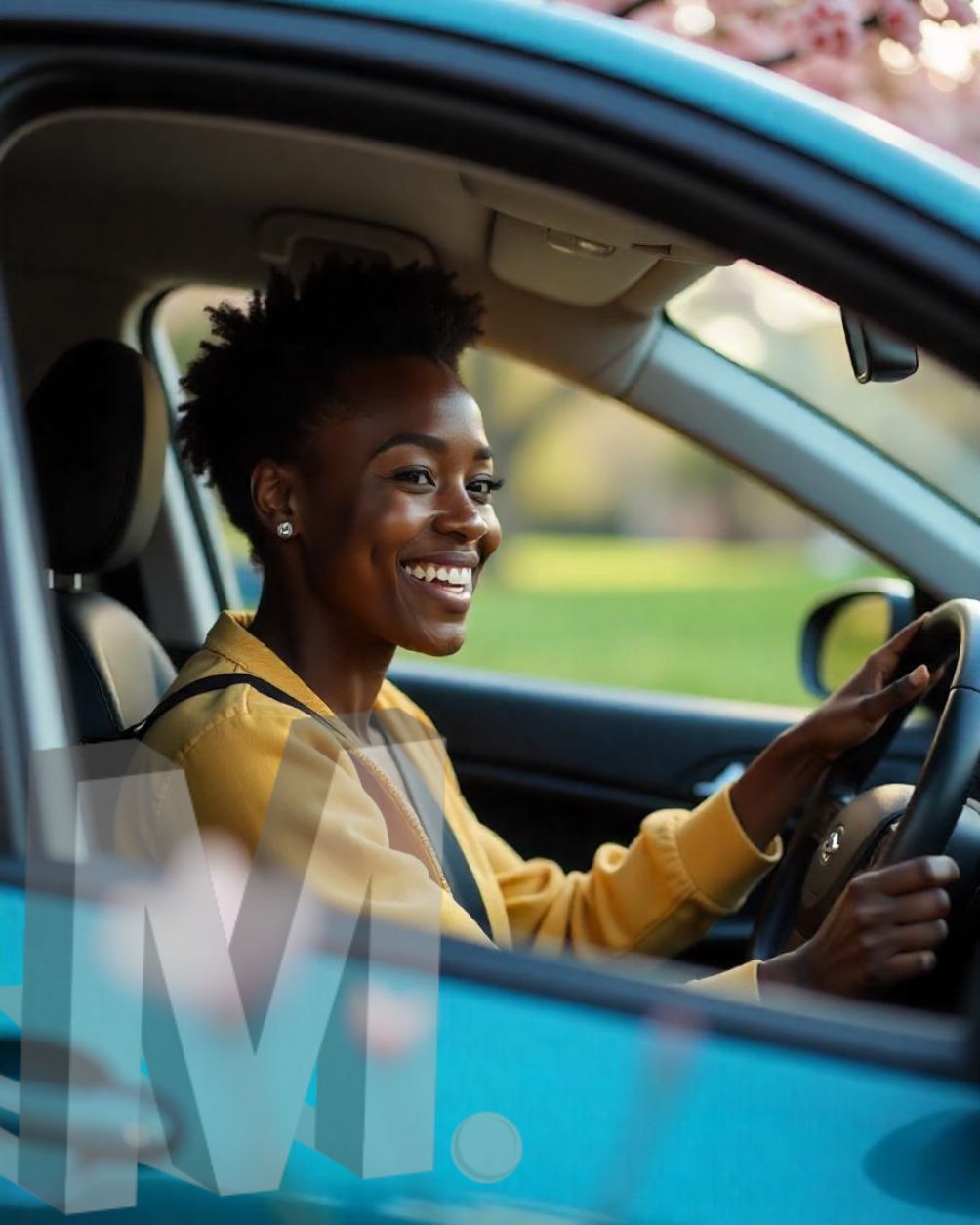 Motorista sorridente em um carro azul, com as mãos no volante, vestindo uma jaqueta amarela.