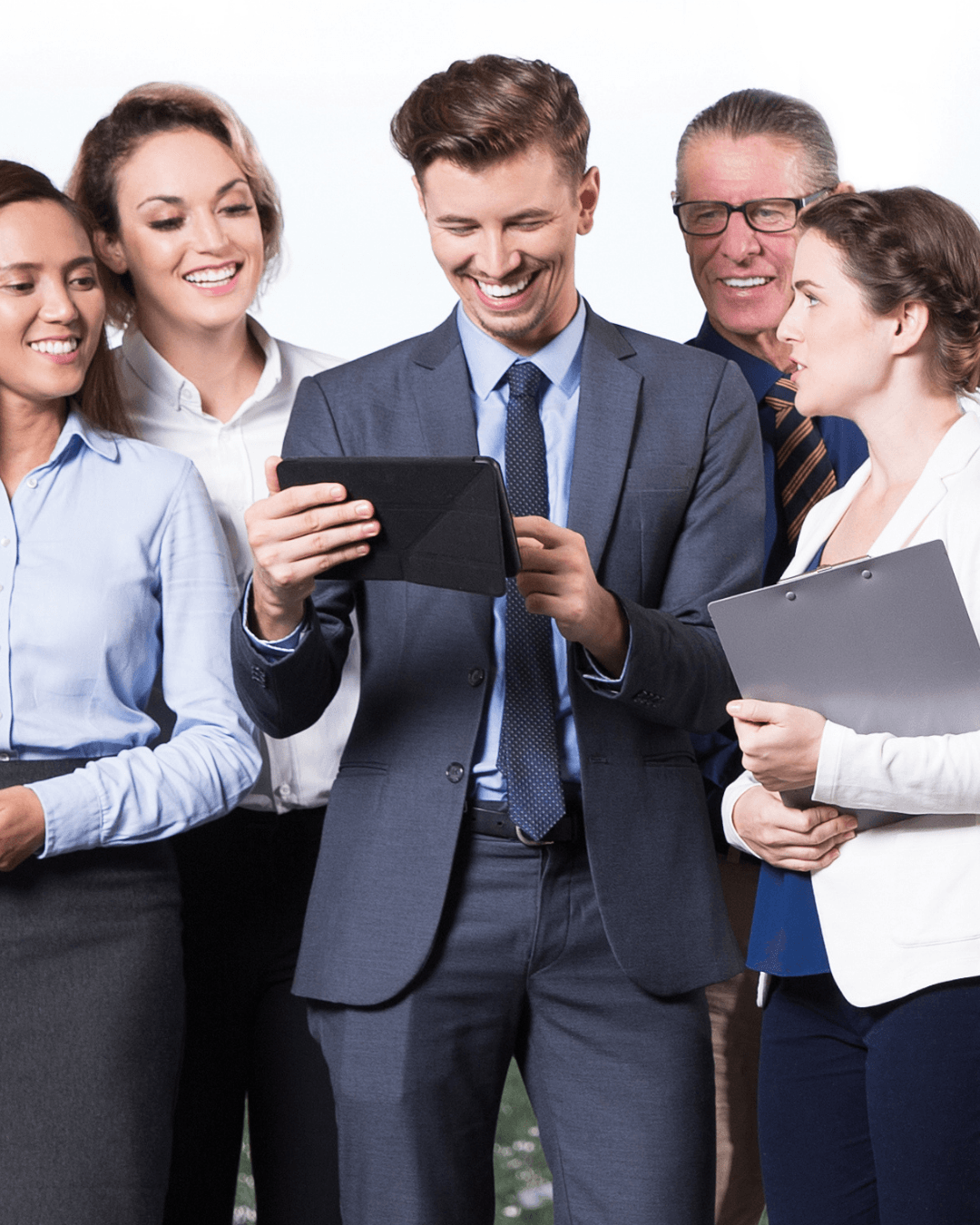 Equipe de negócios sorrindo ao redor de um homem segurando um tablet em um ambiente de escritório.
