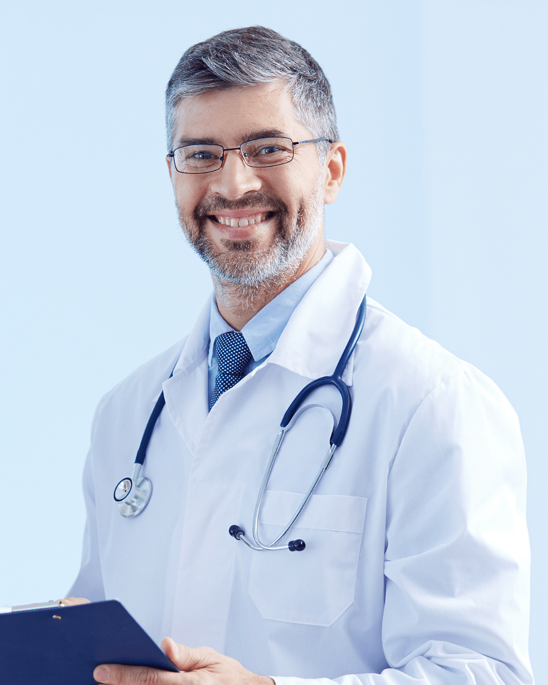 Médico sorridente de jaleco branco com estetoscópio, segurando uma prancheta contra um fundo azul claro.