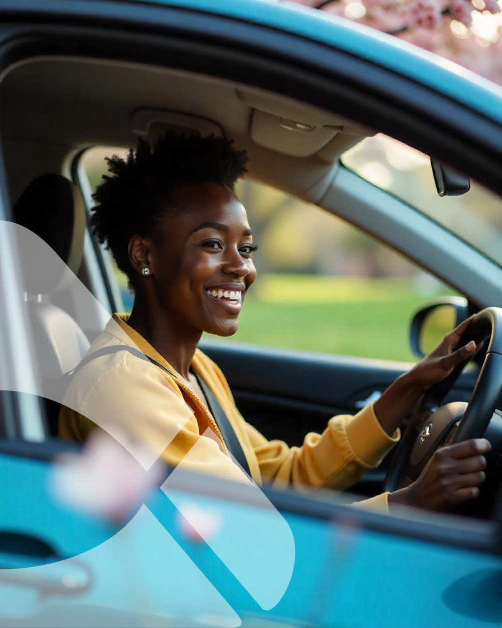 Motorista sorridente em um carro azul, com as mãos no volante, vestindo uma blusa amarela.