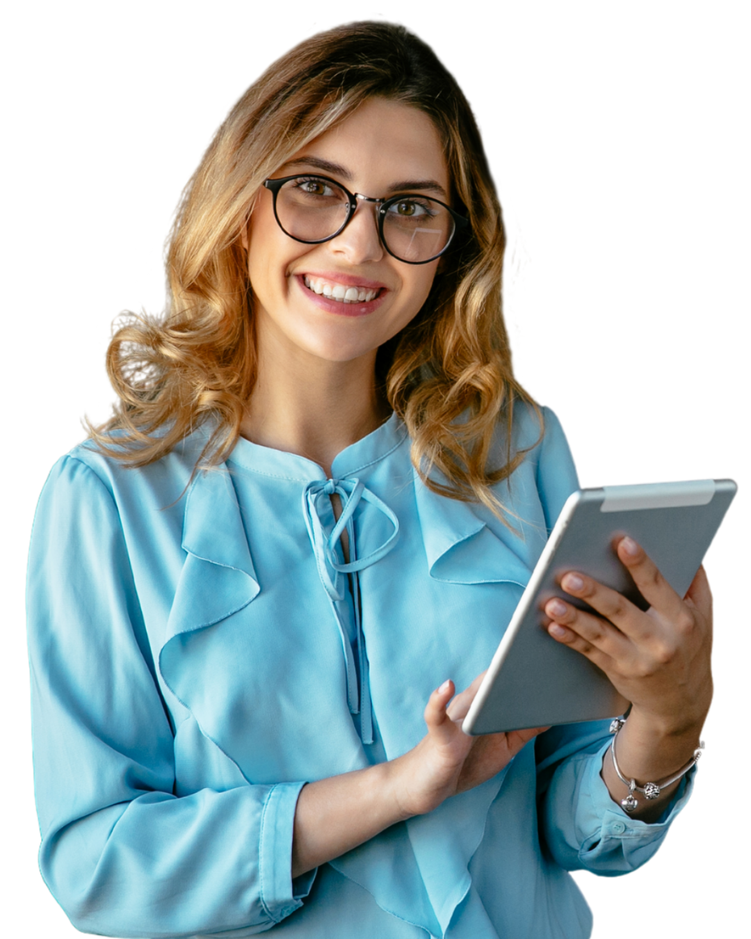 Pessoa sorridente vestindo blusa azul segurando um tablet contra um fundo branco.