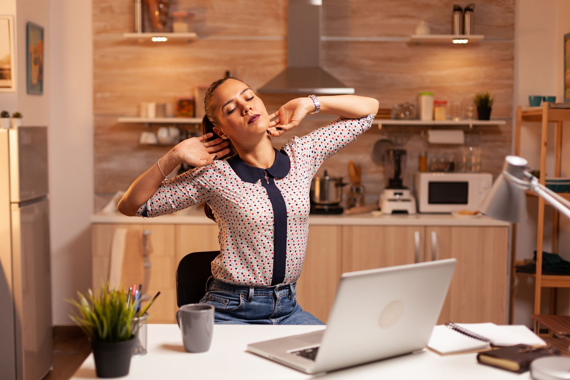 Pessoa praticando pausas ativas no home office para prevenir AVC.
