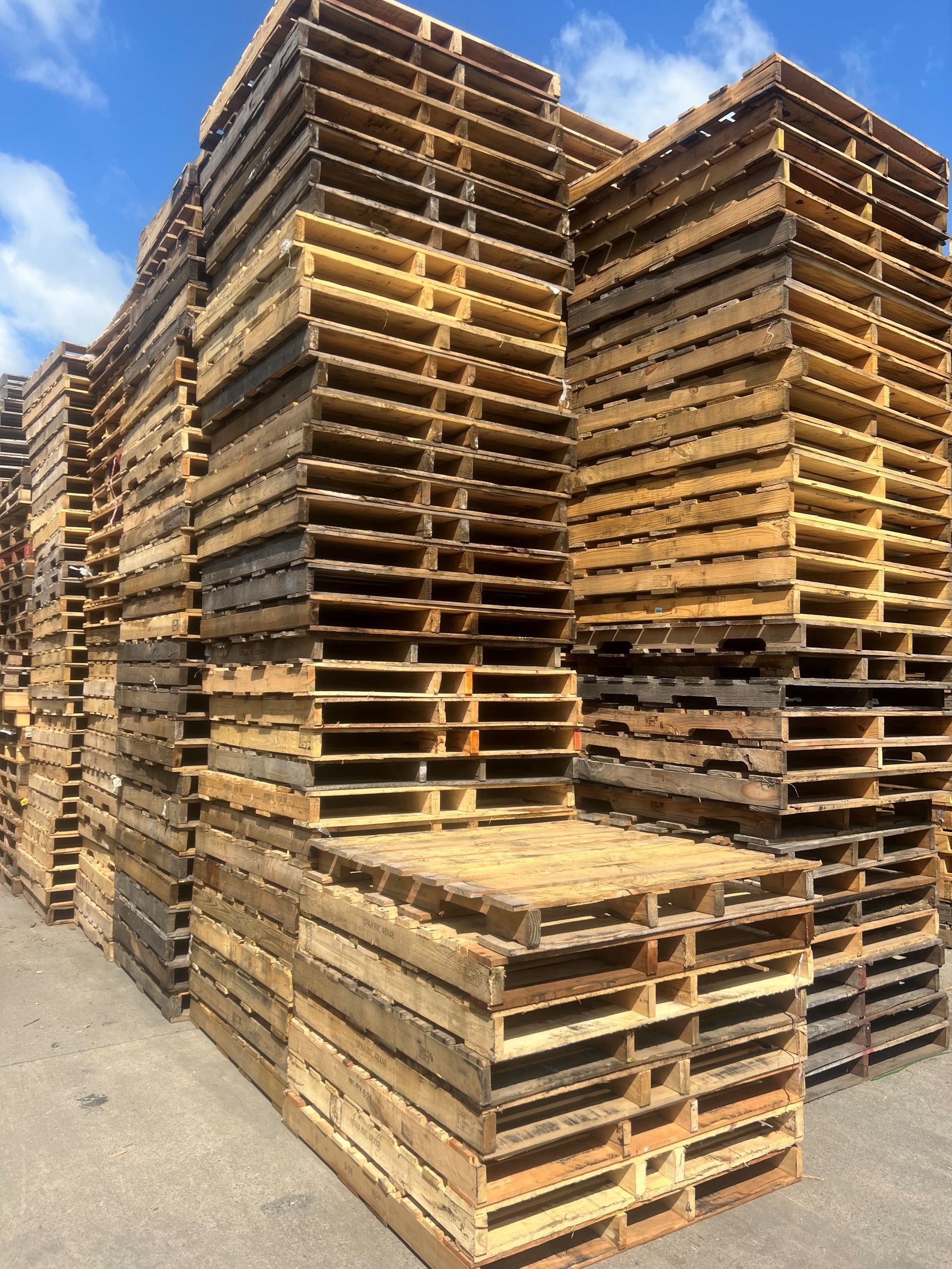 A warehouse filled with lots of pallets and boxes.