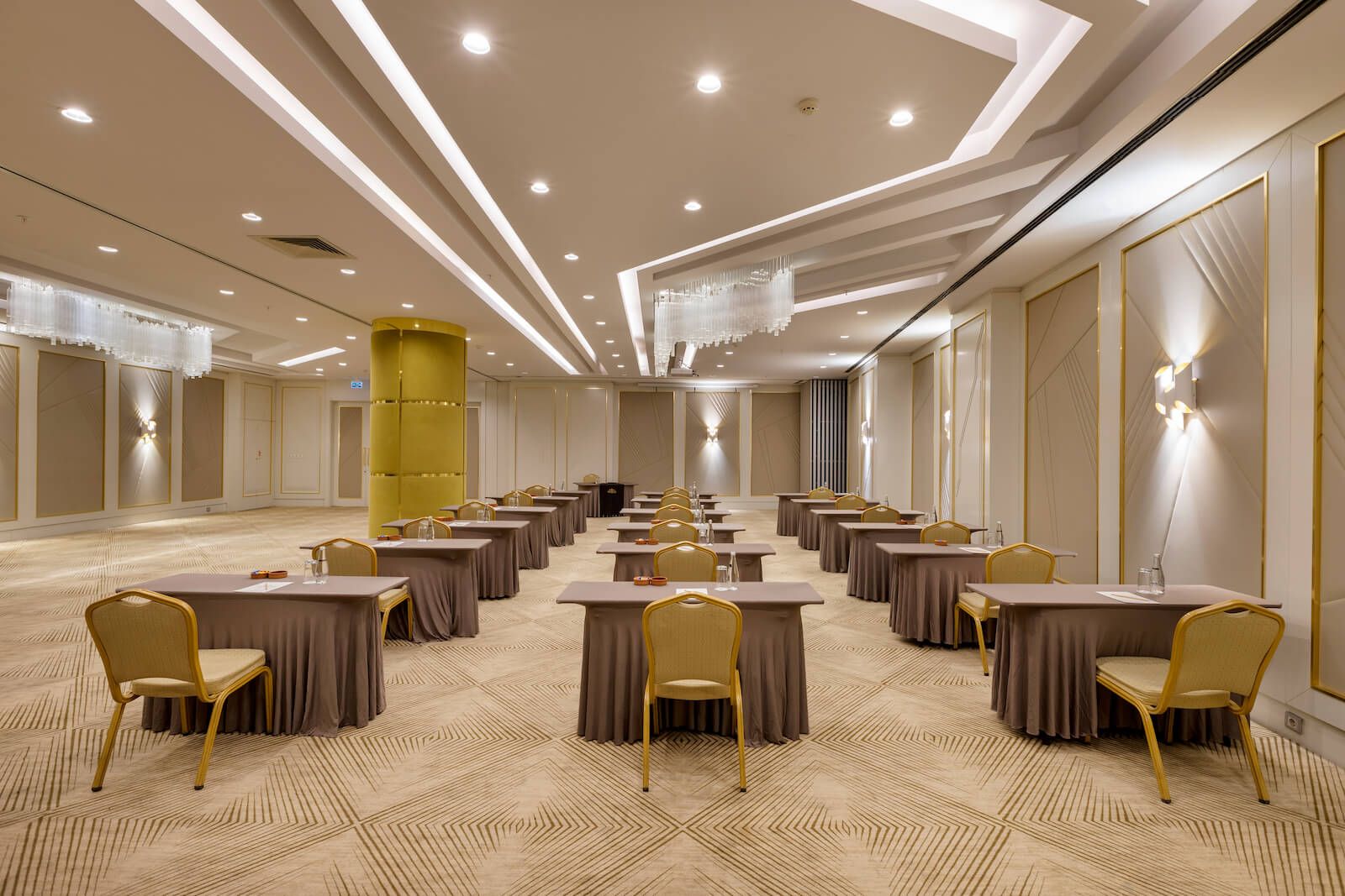 Limak Ambassadore Hotel , Atlantis Saloon