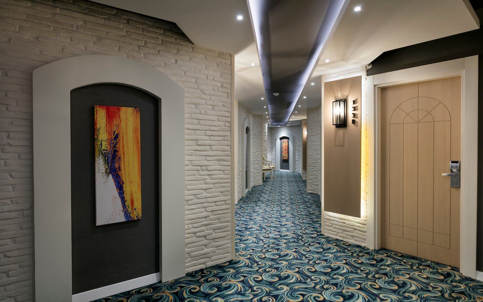 Eine künstlerische Darstellung eines Hotelflurs mit einem Gemälde an der Wand.
