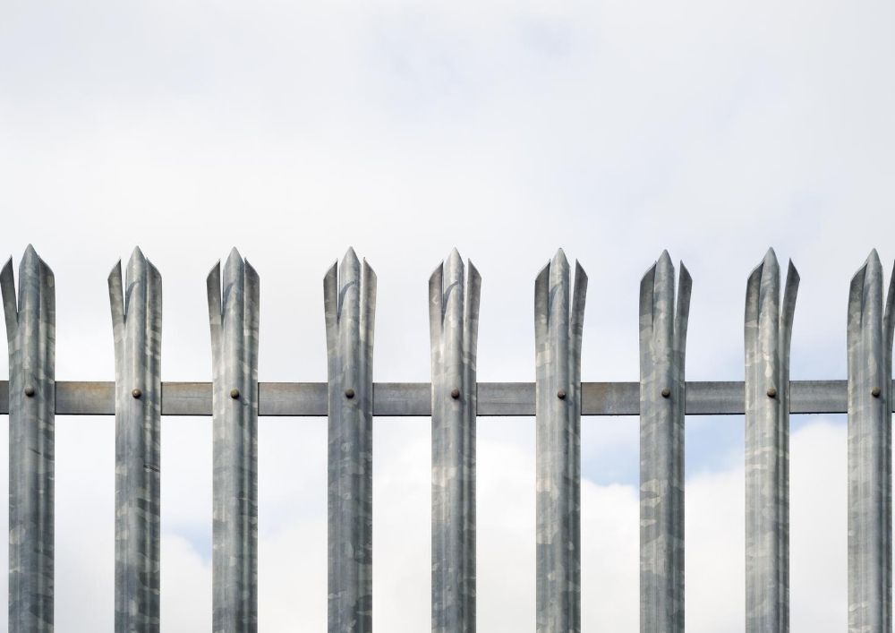 W palisade fencing