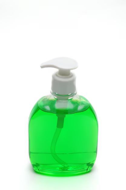 Dispensador de jabón líquido verde sobre fondo blanco.