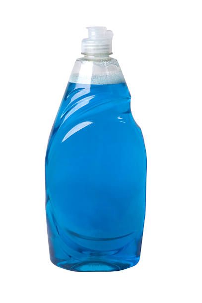 Botella de jabón para platos de color azul con tapa transparente, aislada en blanco.