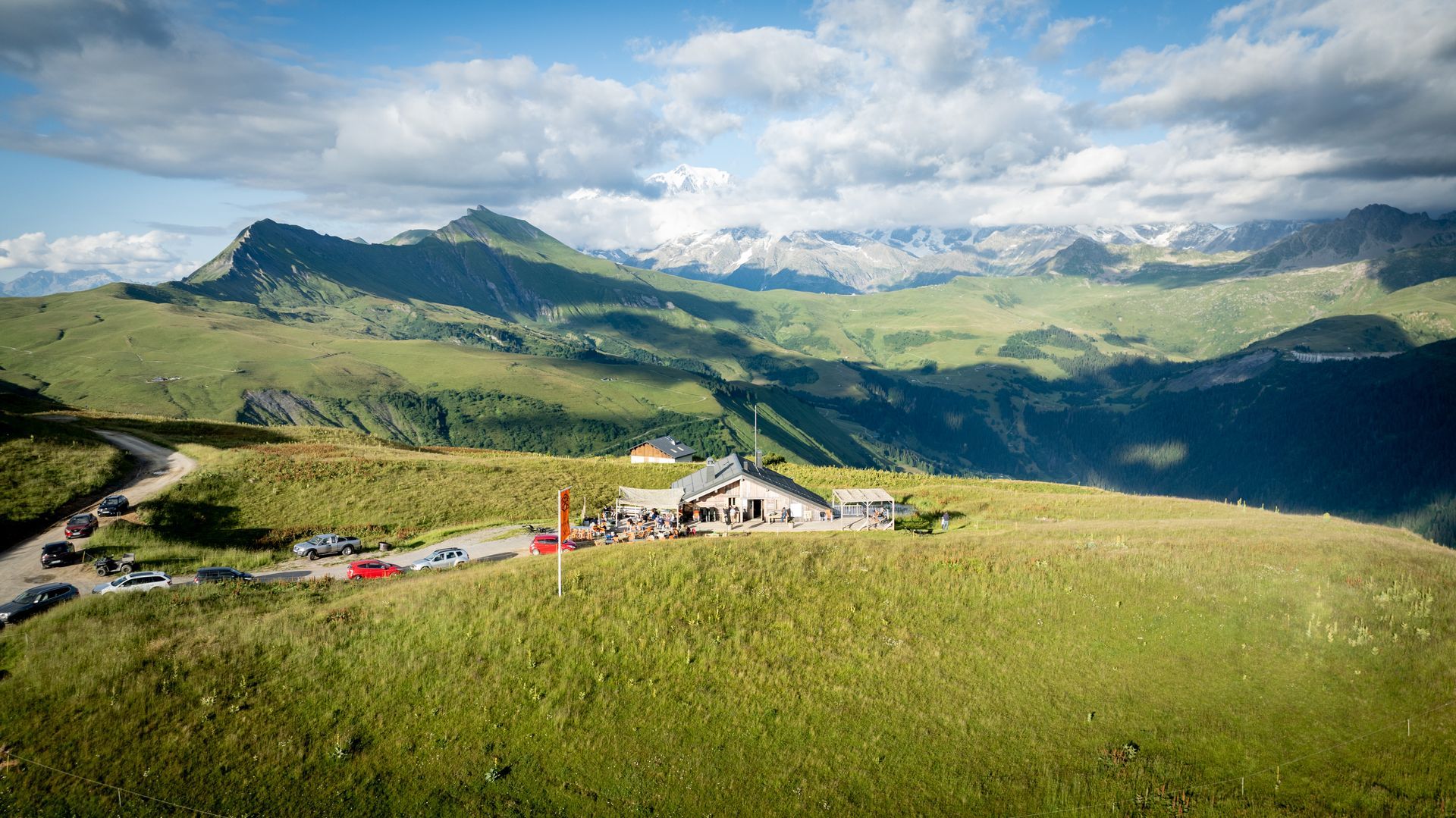Vue panoramique depuis la terrasse du Patafan, restaurant d'altitude aux Saisies en été