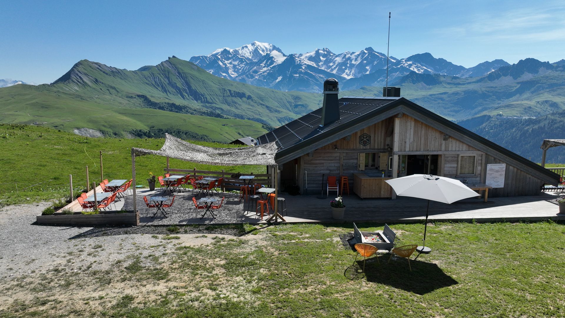 Le Patafan en été, restaurant d'altitude accessible à pied et en VTT depuis la station des Saisies