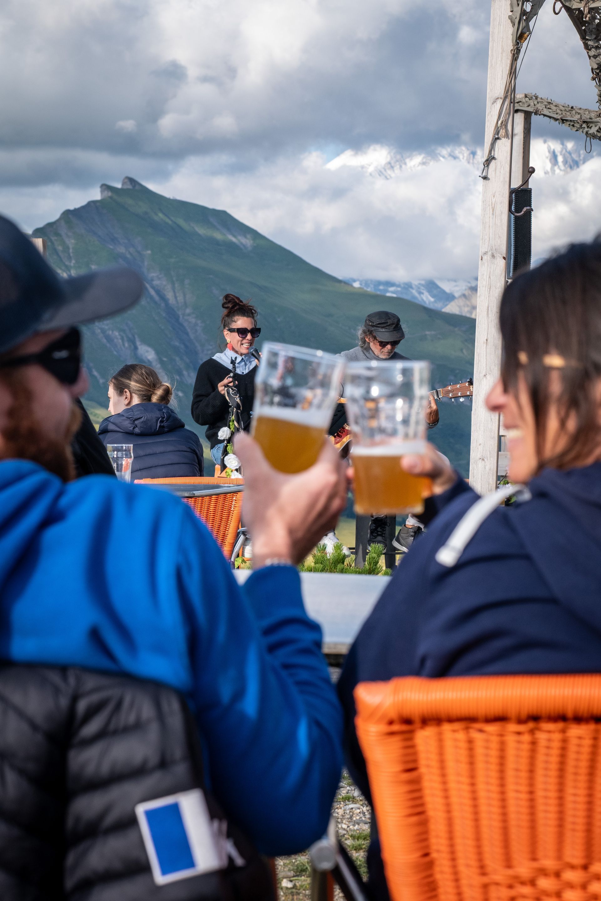 Terrasse animée du Patafan en été, restaurant d'altitude aux Saisies à Hauteluce