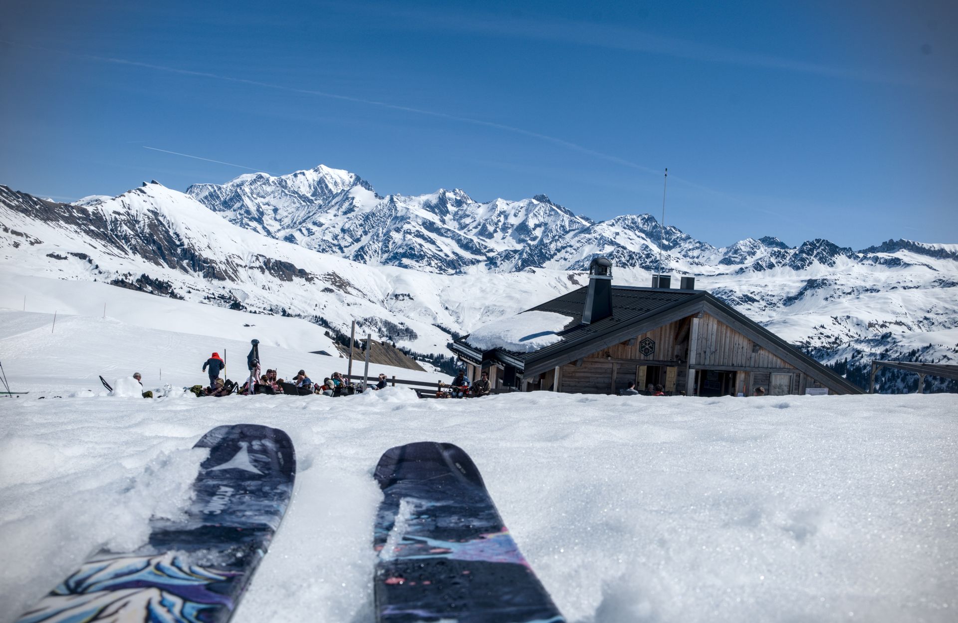 Le Patafan en hiver, restaurant skis aux pieds sur les pistes de l'Espace Diamant aux Saisies