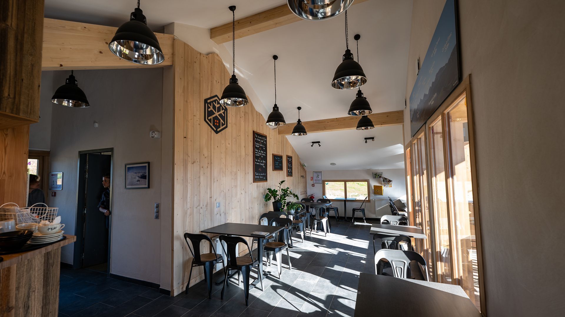Salle intérieure du restaurant Le Patafan, chalet d'alpage aux Saisies, Savoie