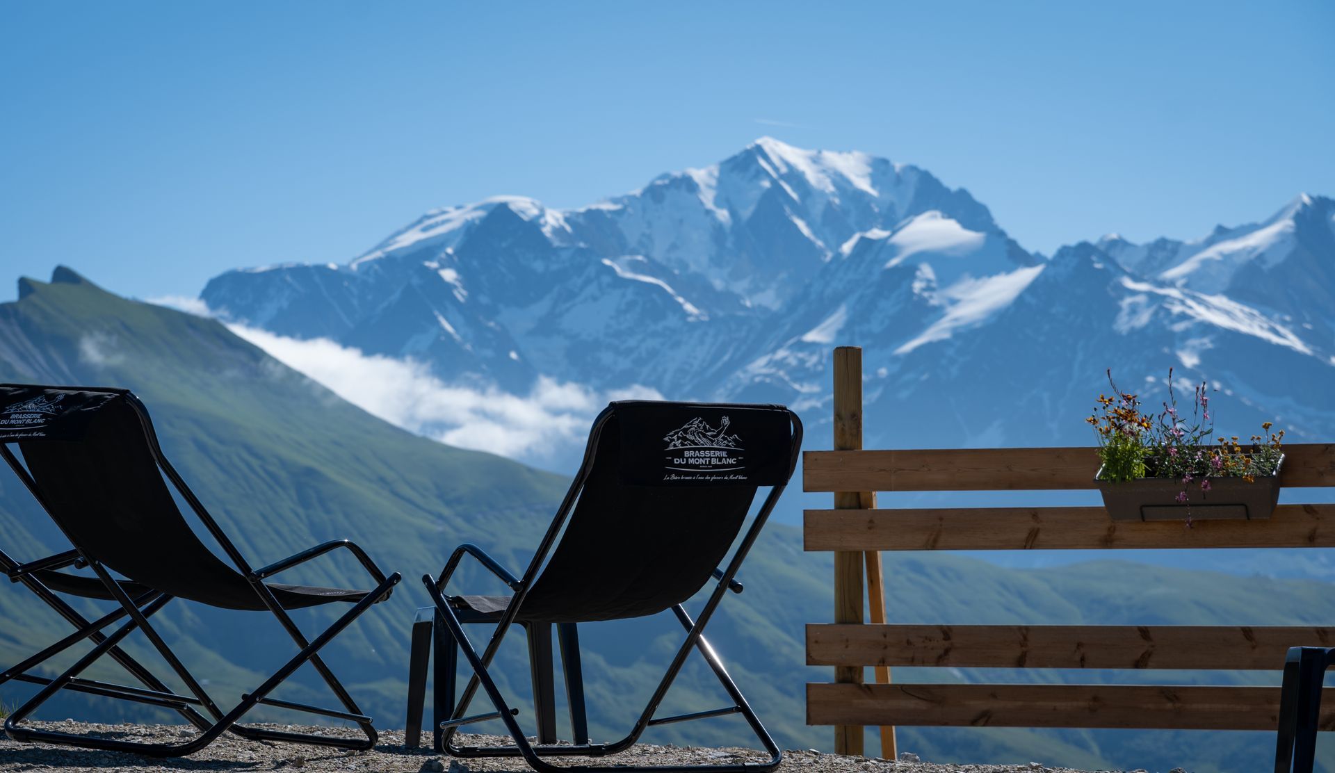 Terrasse du Patafan face au Mont-Blanc, restaurant au sommet des Saisies à Hauteluce