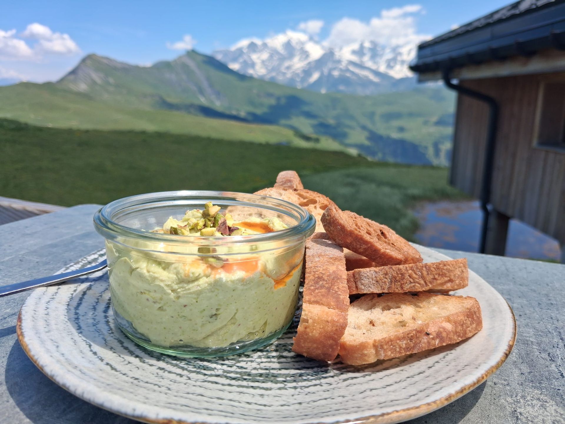 Mezze à la feta et pistache du Patafan avec crostinis, tapas à partager en terrasse