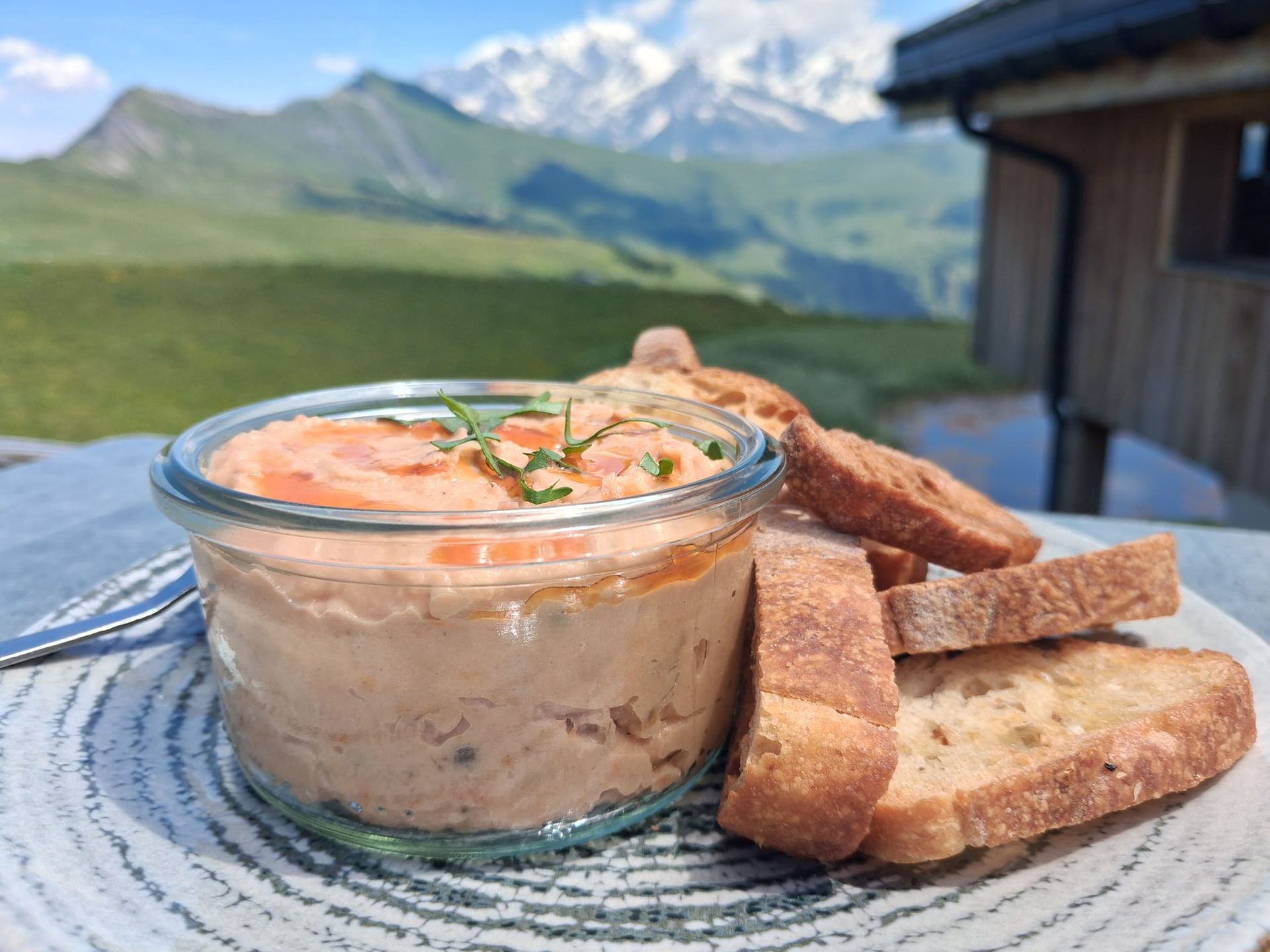 Terrine maison aux noisettes du Patafan servie avec crostinis, spécialité aux Saisies