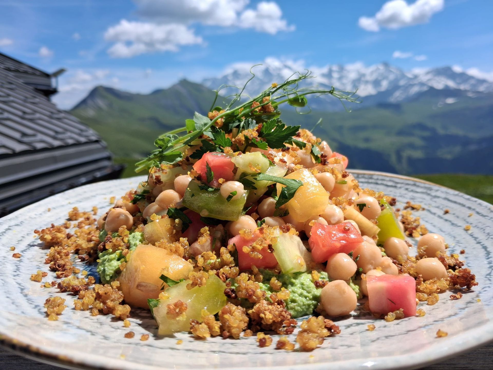 Salade fraîcheur du Pataf, tomates pois chiches et crémeux de cajou, restaurant aux Saisies