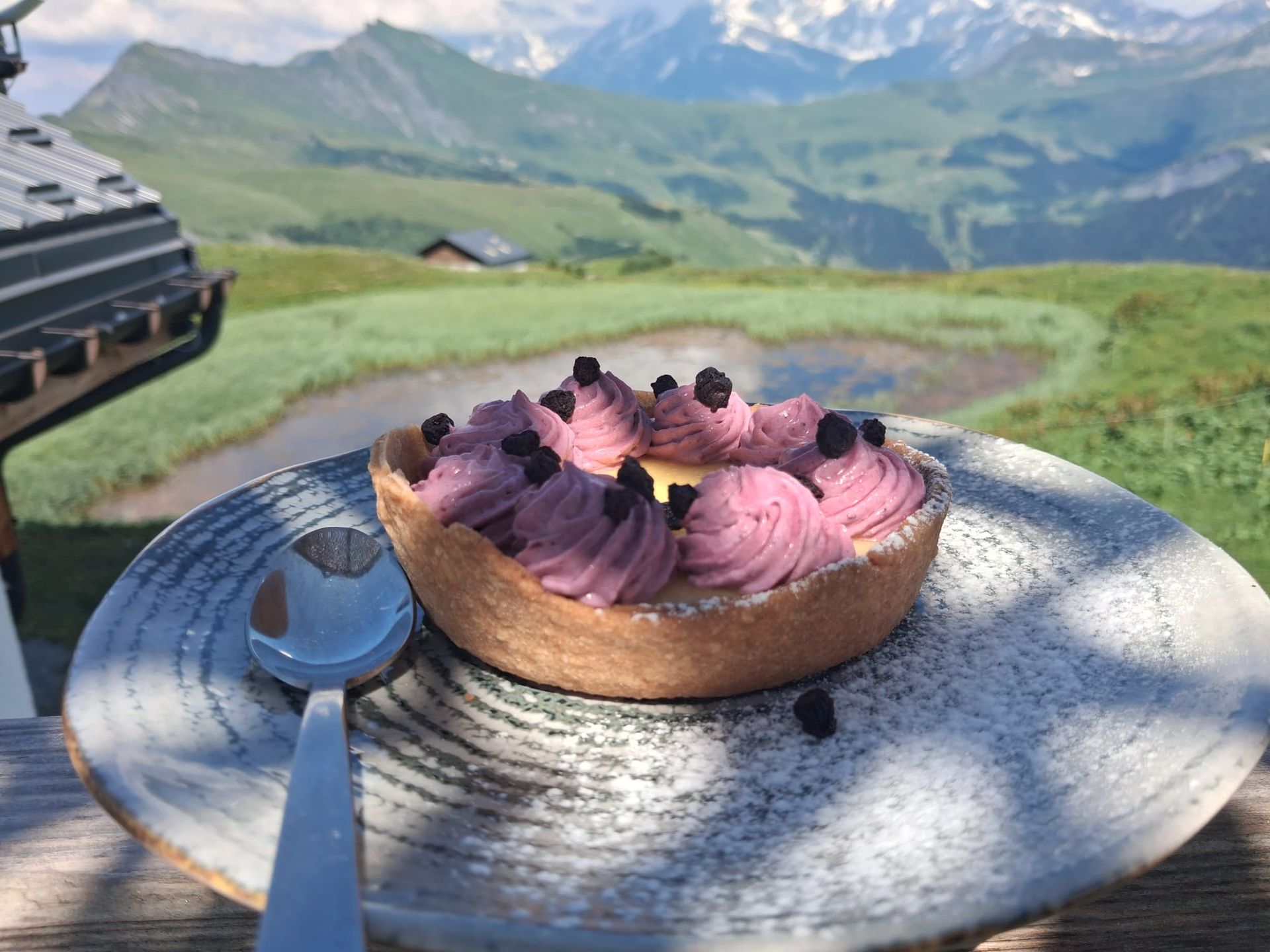 Tartelette au citron du Patafan, dessert maison face au panorama des Saisies