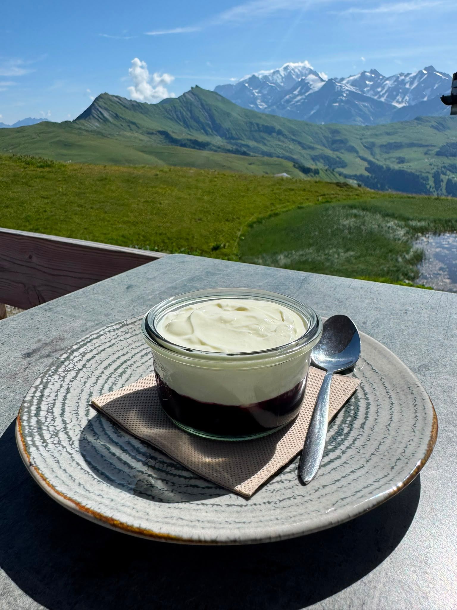 Yaourt fermier de brebis et confiture de myrtilles au Patafan, dessert local aux Saisies