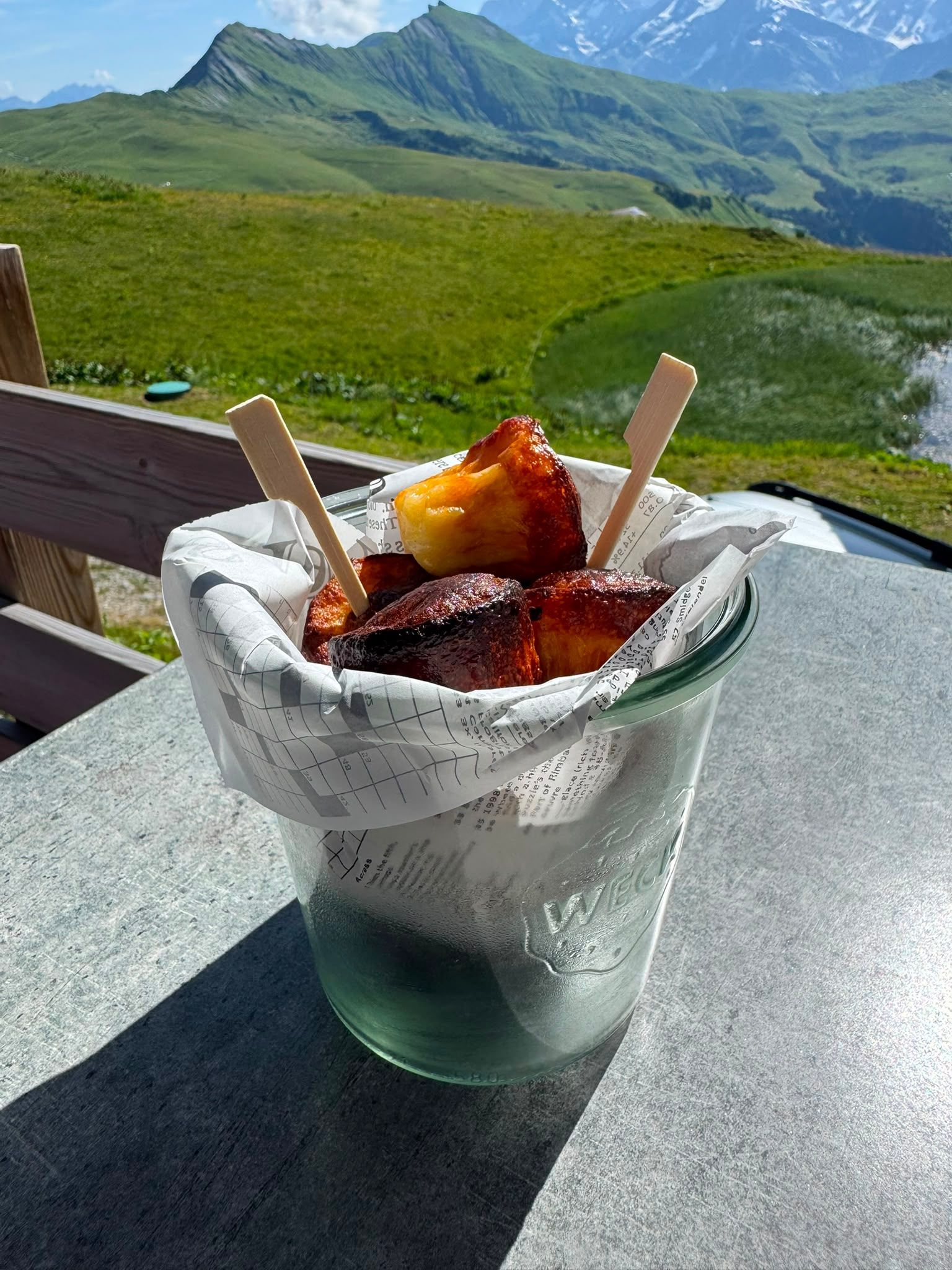 Cannelés au Beaufort AOP faits maison au Patafan, tapas savoyard aux Saisies