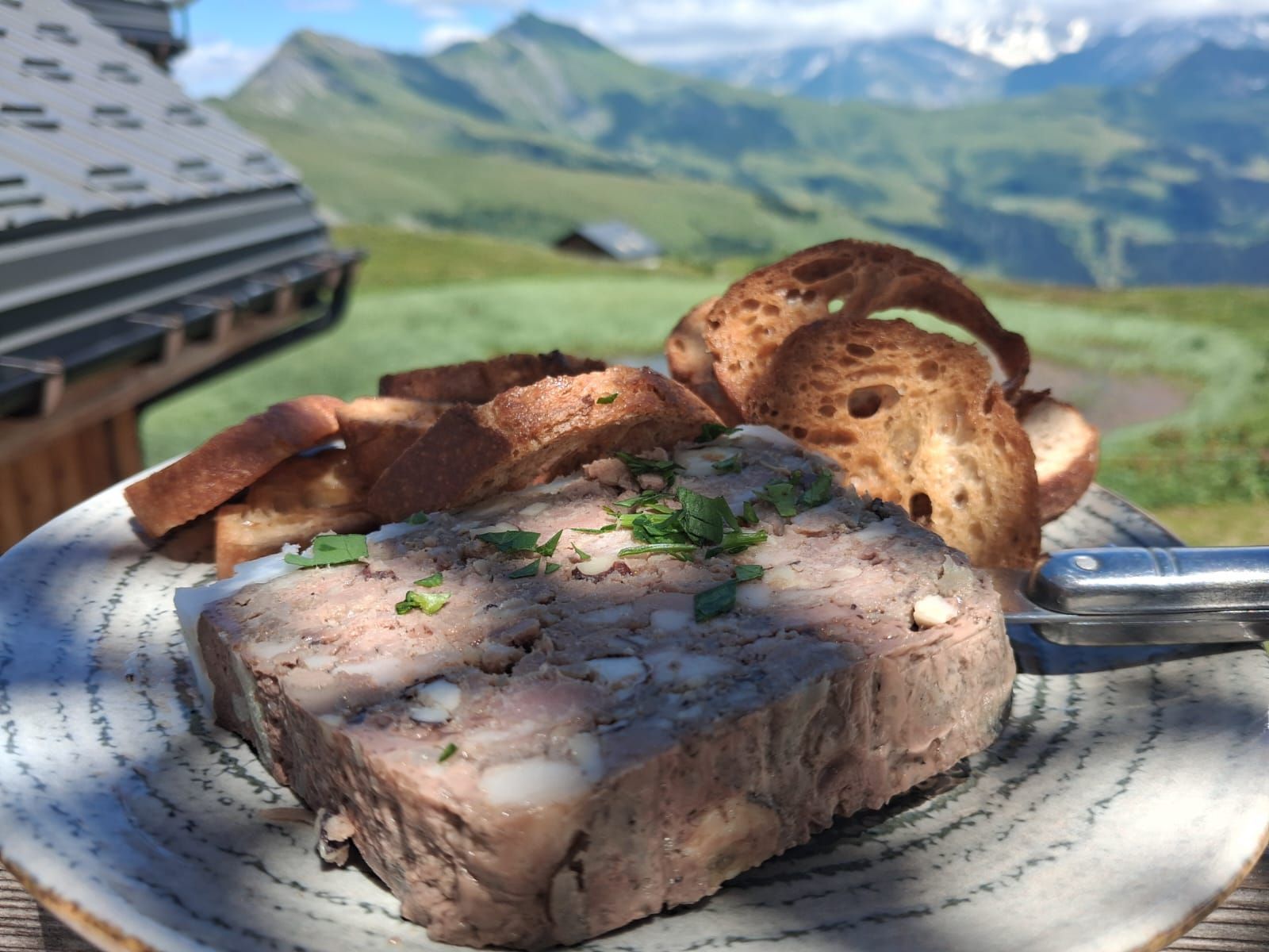 Terrine maison aux noisettes du Patafan servie avec crostinis, spécialité aux Saisies