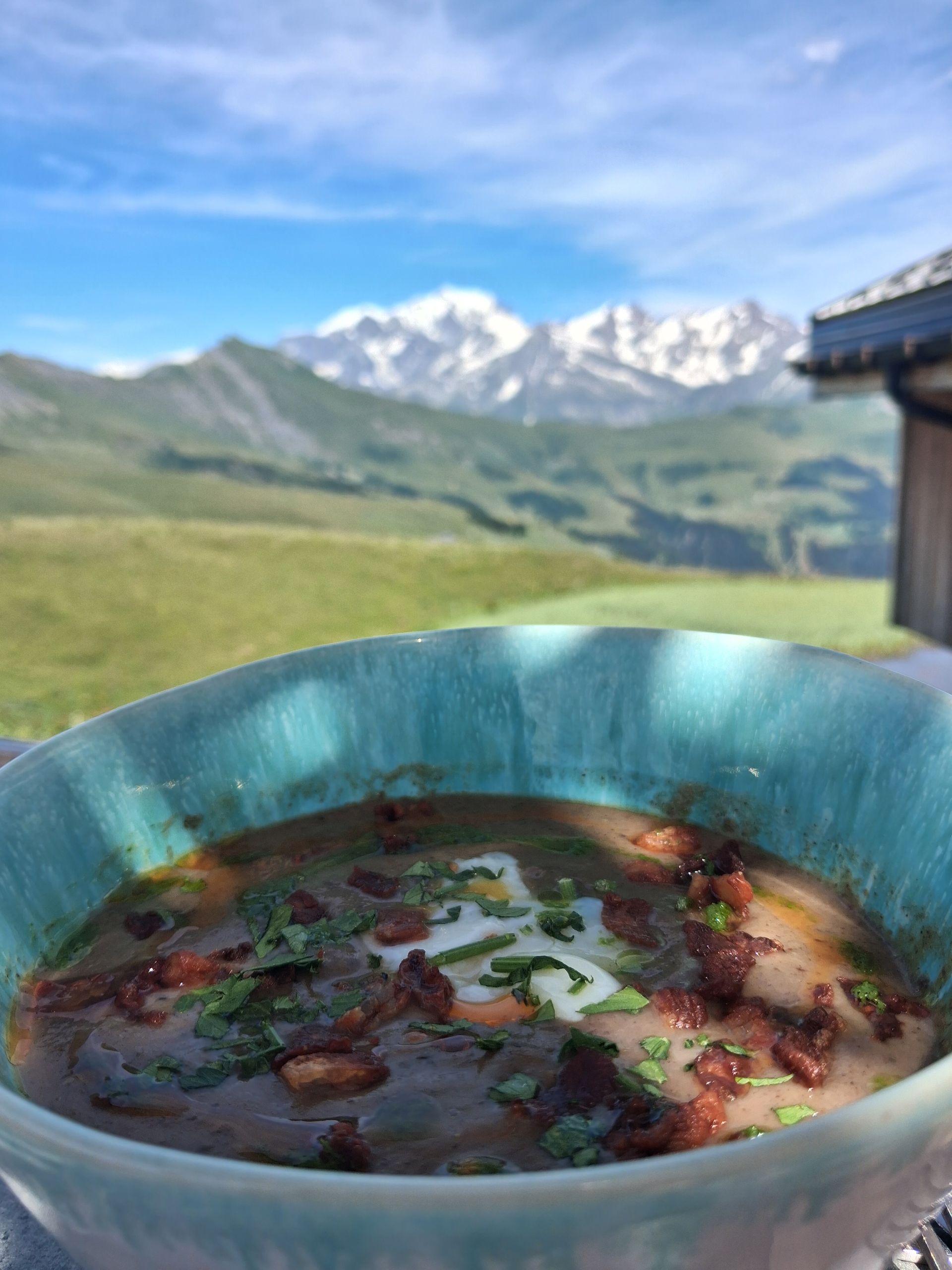 Velouté de cèpes et bolets du Patafan, œuf poché et porc fumé, plat savoyard aux Saisies