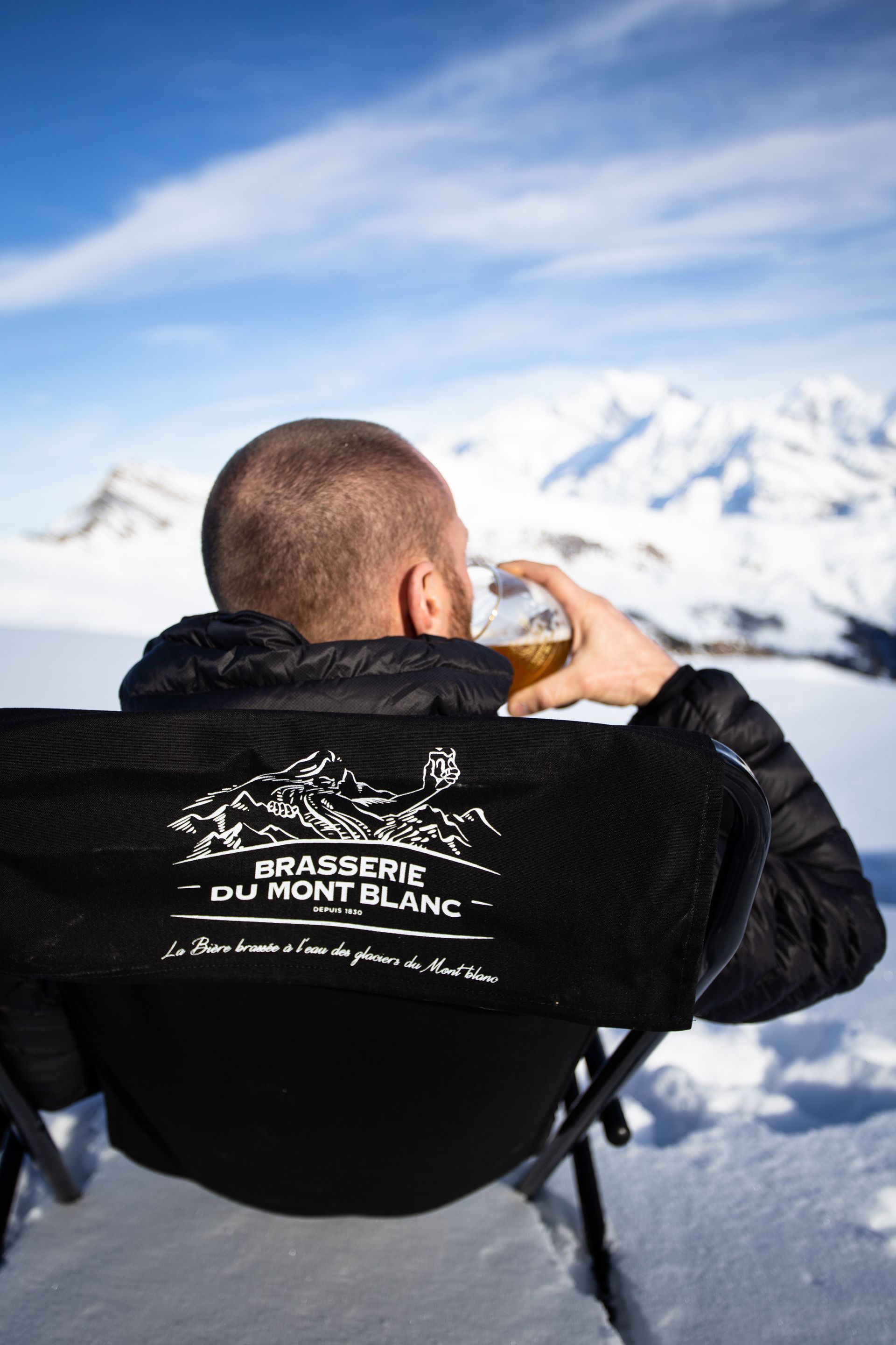 Membre de l'équipe du Patafan en terrasse hiver, restaurant d'altitude aux Saisies face au Mont-Blanc