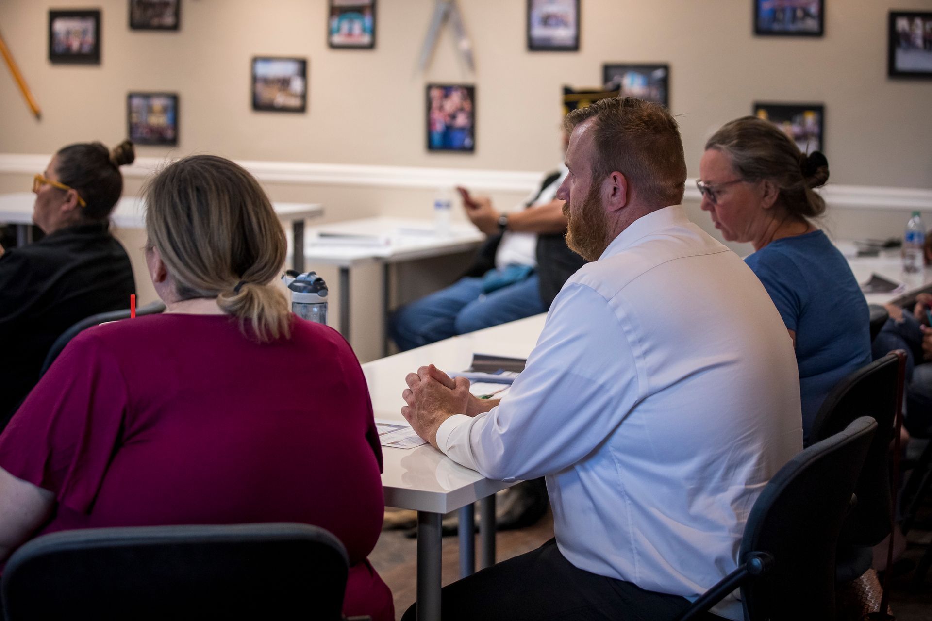 A group of people are sitting at tables in a room.