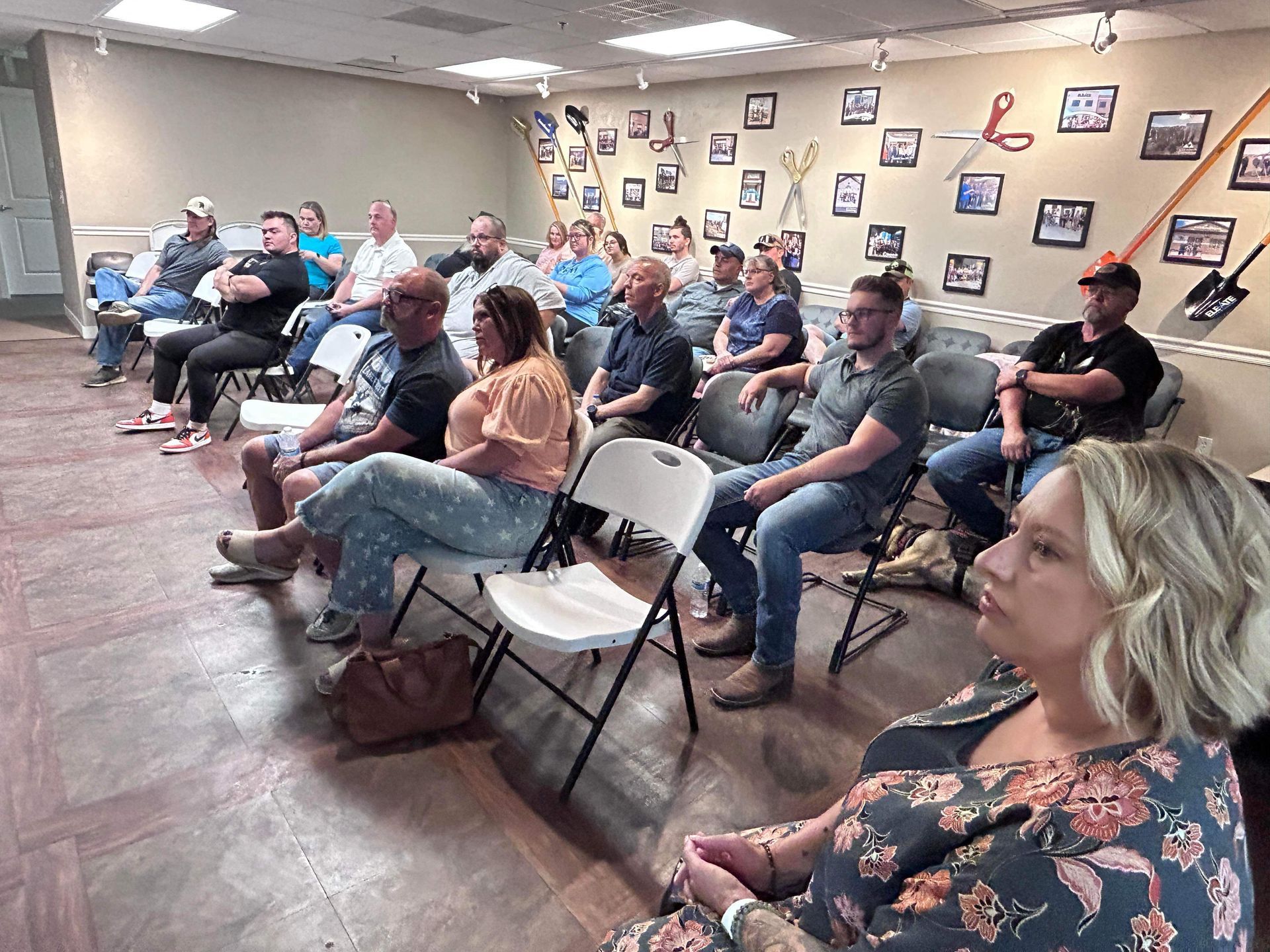 A group of people are sitting in chairs in a room.