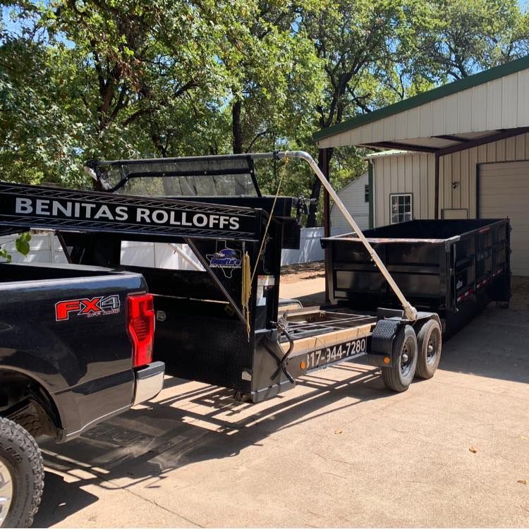 A truck with the word benitas on the back