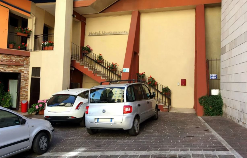 albergo miramonti parcheggio