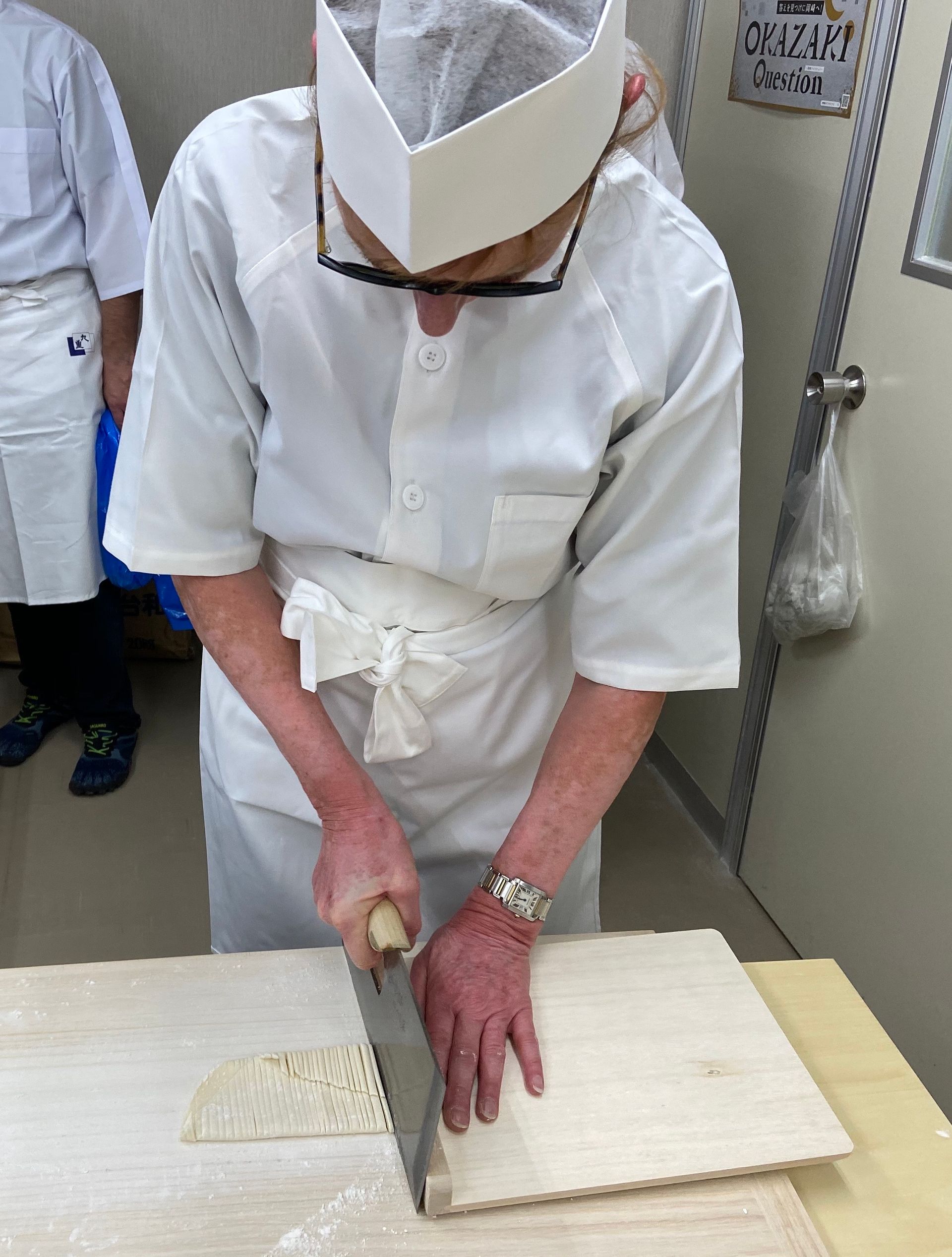 Jeannette Stakenburg leert met de hand soba maken en snijden in Okazaki Japan