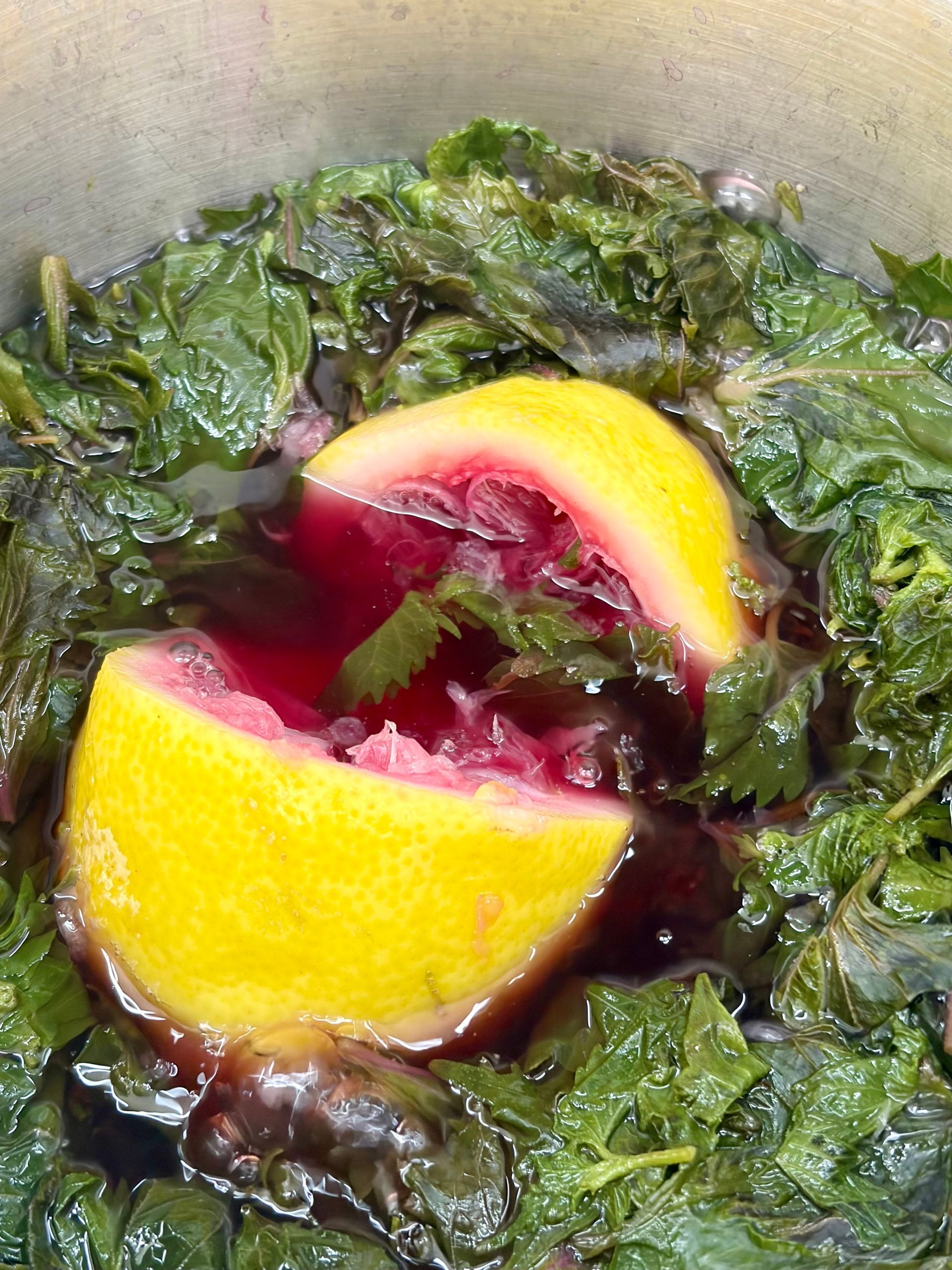 shiso bladeren worden gekookt
