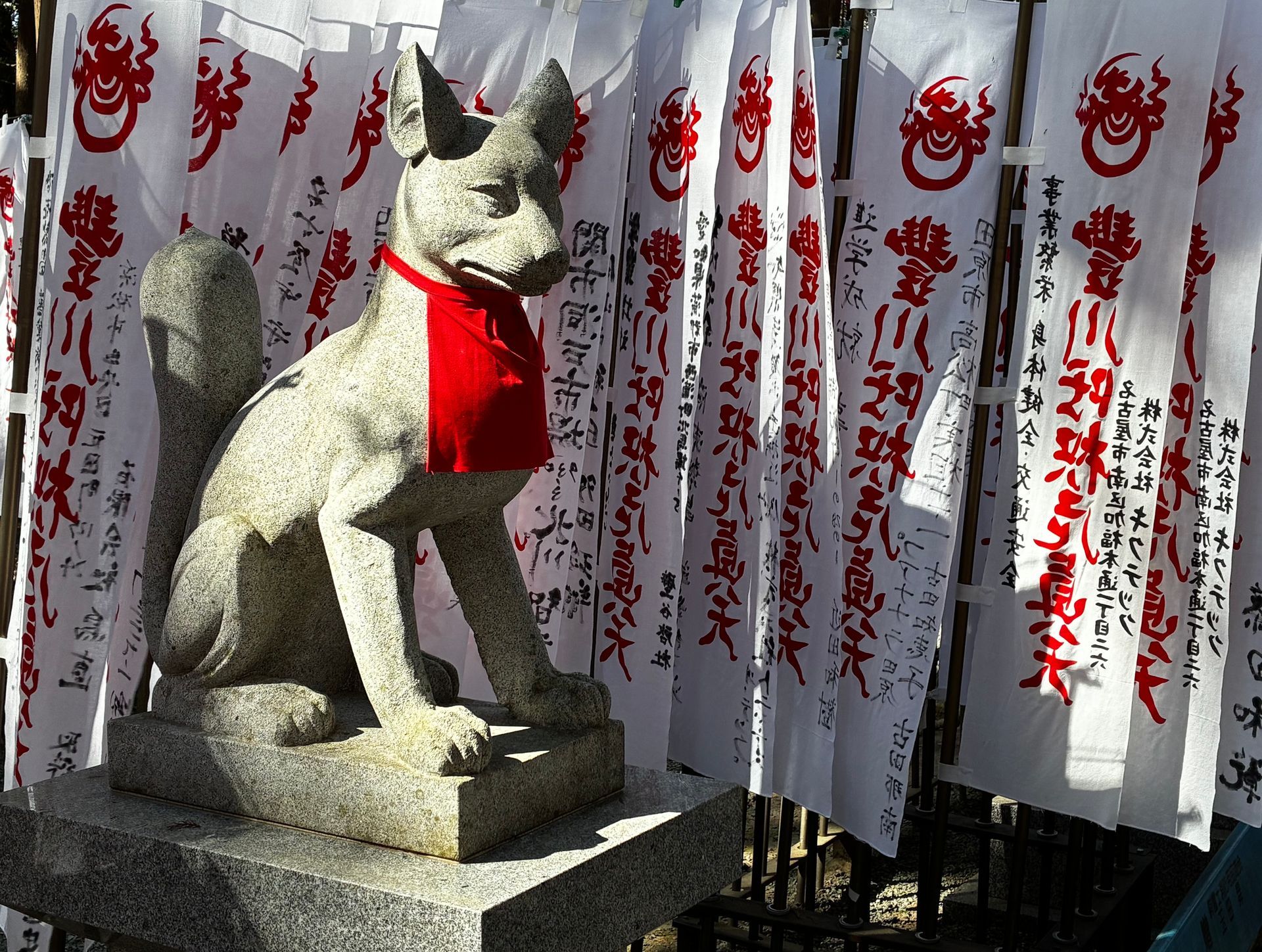 een van de vossen als boodschapper van de Shintogod Inari