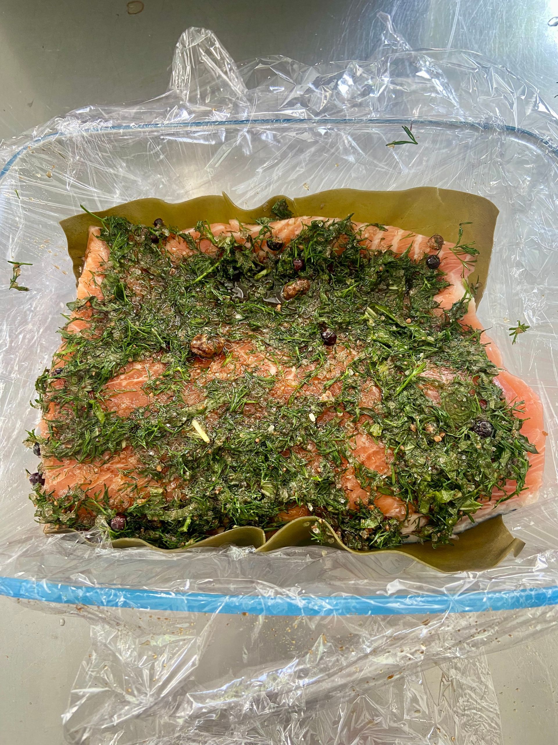 marinade op stuk zalm in schaal