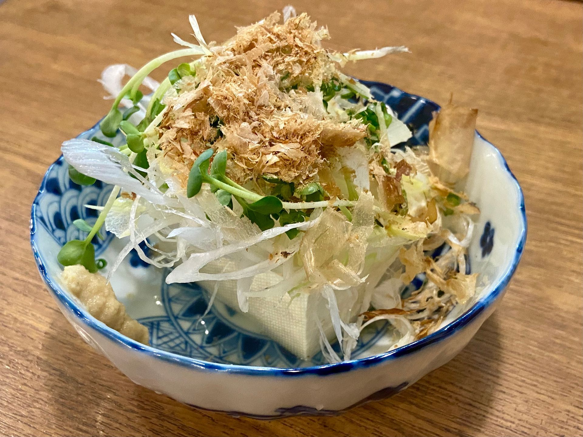 verse tofu tijdens warme dagen verse tofu met salade in de zomer