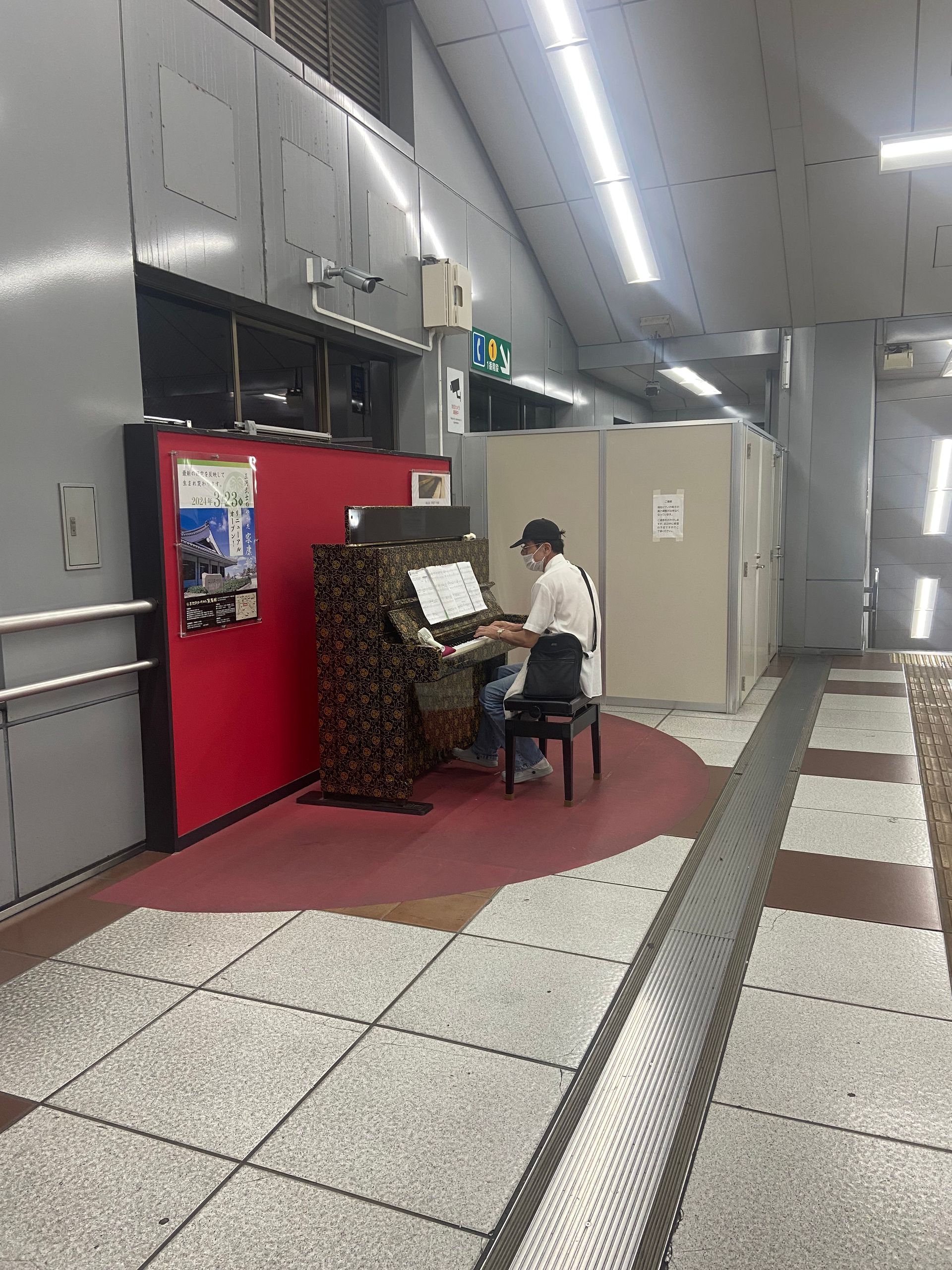 verkoeling achter de piano JR Okazaki piano