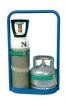 Supporto con cornice blu, bomboletta spray e contenitore metallico su sfondo bianco.