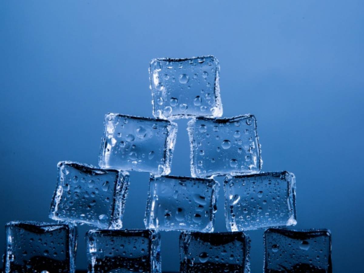 Cubetti di ghiaccio impilati su uno sfondo blu