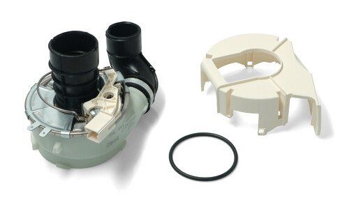 Componenti per elettrodomestici in plastica bianca e nera con O-ring in gomma su sfondo neutro