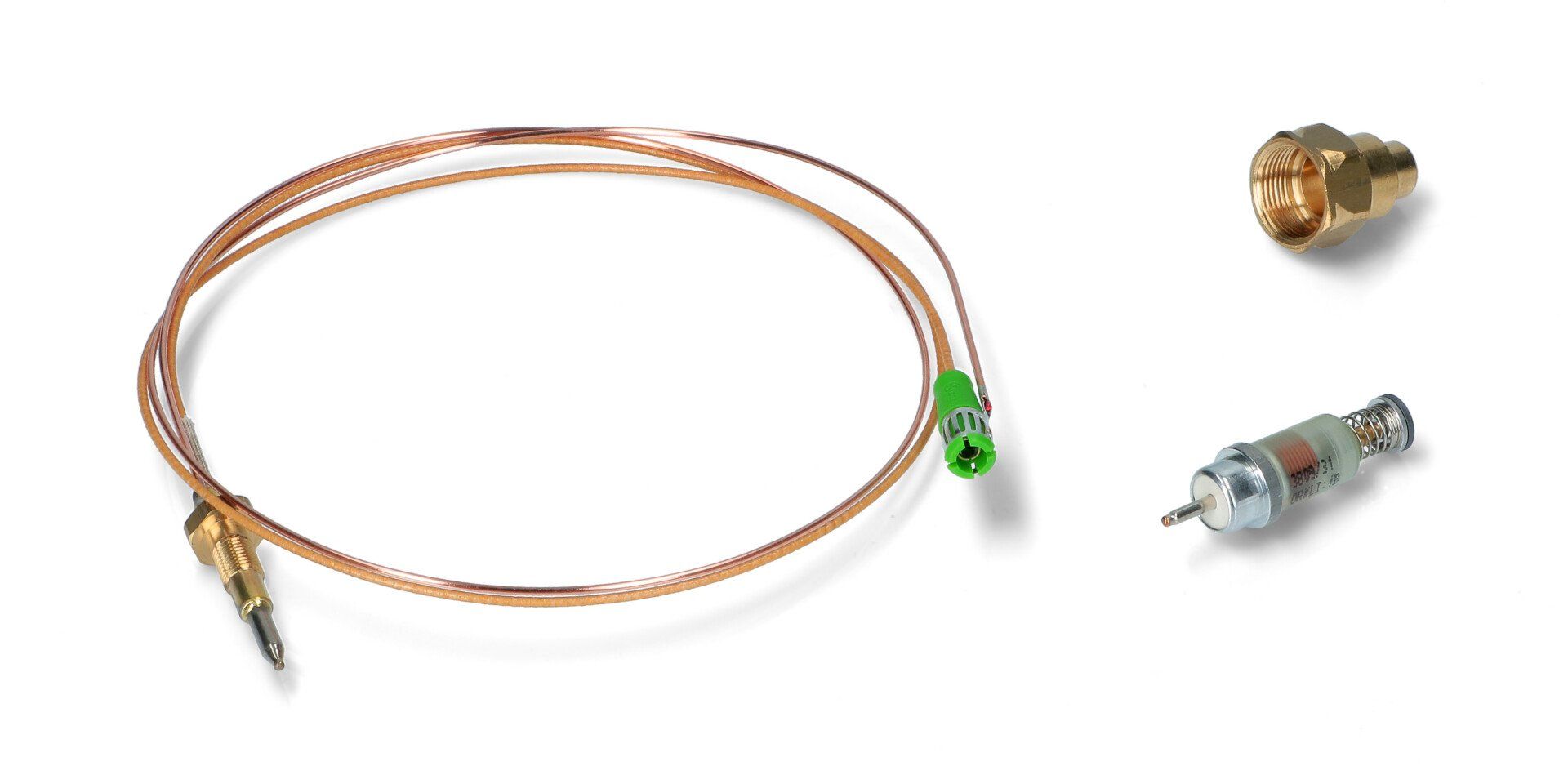 Filo di rame avvolto con connettore verde e due piccoli componenti metallici su sfondo bianco.