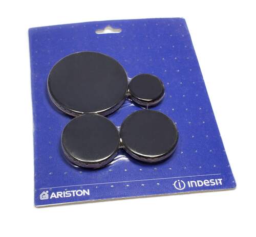 Confezione blu Indesit/Ariston con quattro tappi o coperture rotonde nere per i bruciatori dell'apparecchio.