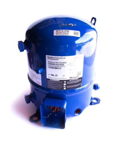 Compressore industriale blu con etichetta bianca e staffe di montaggio su sfondo bianco.