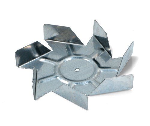 Componente meccanico a forma di stella in metallo argentato con linguette piegate e foro centrale su sfondo bianco.